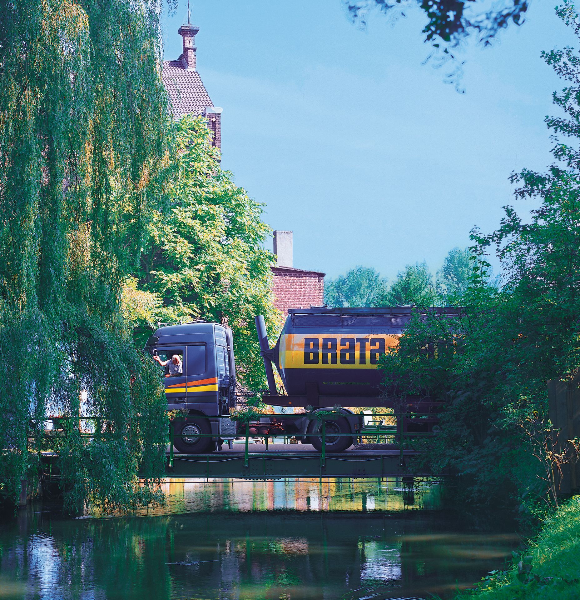 BRATA_4152-Lkw+Brück_low_ergebnis Ein LKW von BRATA fährt über eine Brücke.
